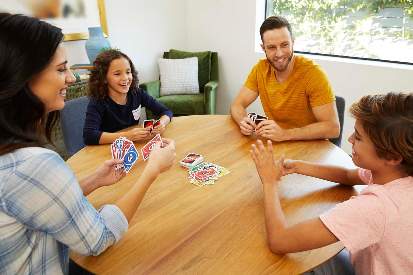 Mattel Games UNO, Classic Card Game for Kids and Adults for Family Game Night, Use as a Travel Game or Engaging Gift for Kids, 2 to 10 Players, Ages 7 and Up